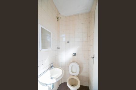 Casa à venda com 168m², 2 quartos e 5 vagasBanheiro da edícula 