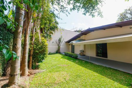 Casa para alugar com 526m², 4 quartos e 5 vagas Casa para alugar com 526m², 4 quartos e 5 vagasQuintal