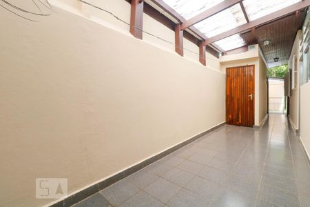 Casa para alugar com 526m², 4 quartos e 5 vagas Casa para alugar com 526m², 4 quartos e 5 vagasCorredor externo