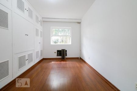 Casa para alugar com 526m², 4 quartos e 5 vagas Casa para alugar com 526m², 4 quartos e 5 vagasSuíte