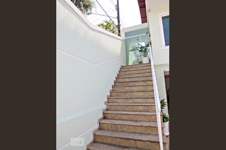 Casa à venda com 134m², 3 quartos e 3 vagasEscada