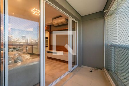 Sala de apartamento para alugar com 2 quartos, 70m² em Empresarial 18 do Forte, Barueri