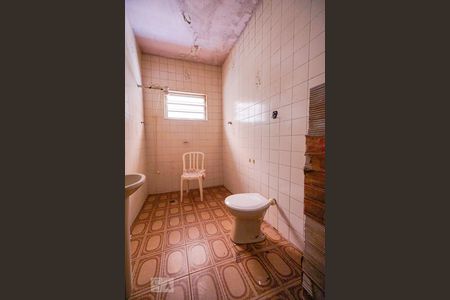 Banheiro social de casa para alugar com 3 quartos, 86m² em Vila Antonieta, São Paulo