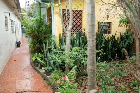 Casa à venda com 450m², 3 quartos e 8 vagasFundos