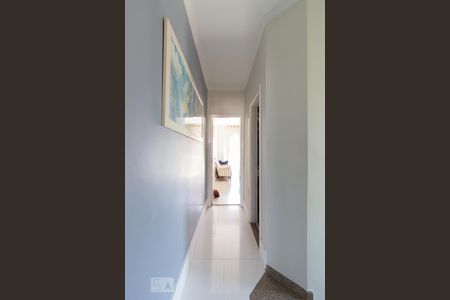 Casa à venda com 200m², 3 quartos e 4 vagasCorredor 1