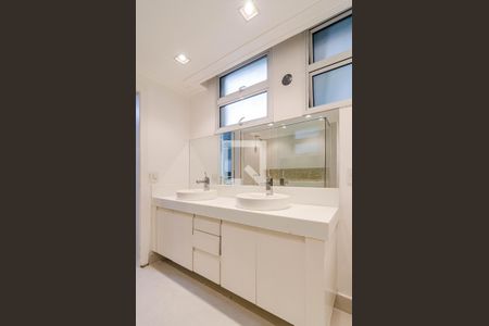 Apartamento para alugar com 210m², 2 quartos e 2 vagasBanheiro da suíte