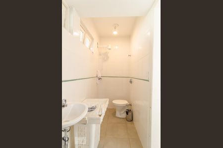 Casa à venda com 450m², 4 quartos e 4 vagas Casa à venda com 450m², 4 quartos e 4 vagasBanheiro de serviço