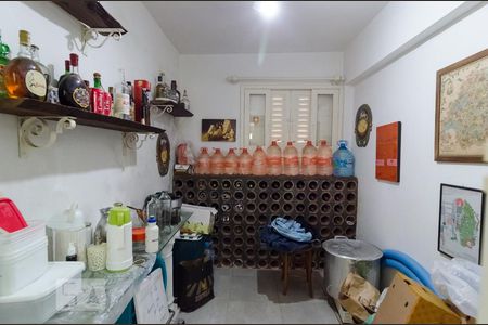 Casa à venda com 450m², 4 quartos e 4 vagas Casa à venda com 450m², 4 quartos e 4 vagasAdega