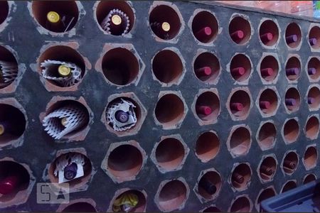 Casa à venda com 450m², 4 quartos e 4 vagas Casa à venda com 450m², 4 quartos e 4 vagasAdega