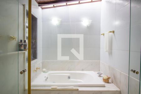 Casa à venda com 650m², 5 quartos e 3 vagasCasa 1 - Banheiro da Suite Master