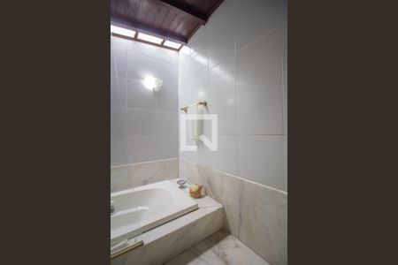 Casa à venda com 650m², 5 quartos e 3 vagasCasa 1 - Banheiro da Suite Master