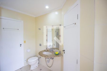 Casa à venda com 650m², 5 quartos e 3 vagasCasa 2 - Banheiro da Semi-Suite