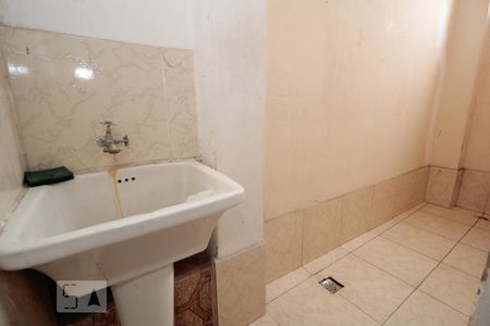 Casa para alugar com 110m², 2 quartos e sem vagaDetalhe da area de serviço tanque