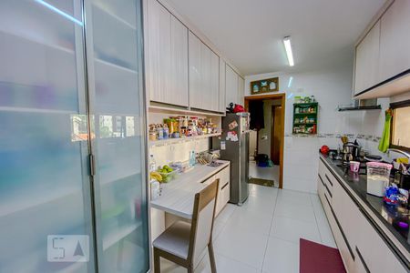 Apartamento à venda com 130m², 4 quartos e 2 vagasCozinha