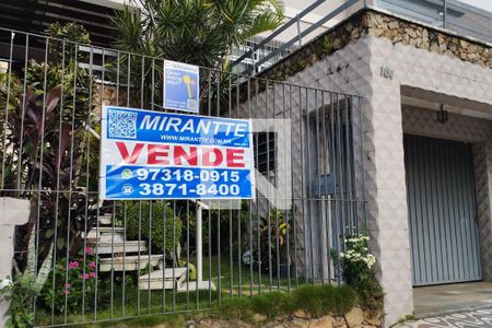 Casa à venda com 220m², 3 quartos e 2 vagasFachada