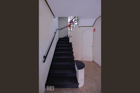 Casa à venda com 280m², 4 quartos e 8 vagas Casa à venda com 280m², 4 quartos e 8 vagasEscada