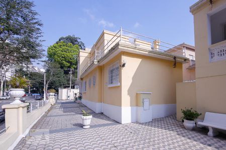 Casa à venda com 280m², 4 quartos e 8 vagas Casa à venda com 280m², 4 quartos e 8 vagasQuintal