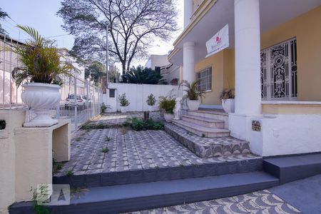 Casa à venda com 280m², 4 quartos e 8 vagas Casa à venda com 280m², 4 quartos e 8 vagasEntrada