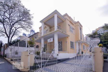 Casa à venda com 280m², 4 quartos e 8 vagas Casa à venda com 280m², 4 quartos e 8 vagasFachada