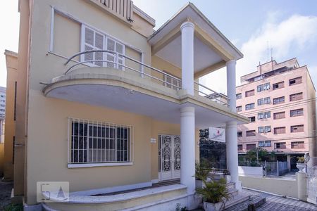 Casa à venda com 280m², 4 quartos e 8 vagas Casa à venda com 280m², 4 quartos e 8 vagasFachada