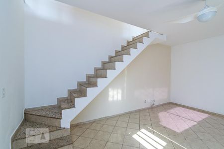 Sala - Escada para o 2º andar de casa à venda com 3 quartos, 84m² em Irajá, Rio de Janeiro