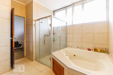 Casa à venda com 511m², 4 quartos e 6 vagasBanheiro Suíte 2