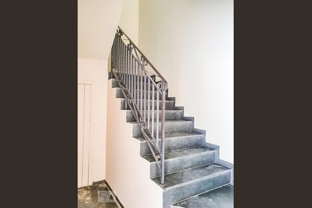 Casa à venda com 300m², 3 quartos e 8 vagasEscadas