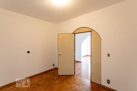 Quarto 1 de casa para alugar com 2 quartos, 80m² em Santa Cruz, Belo Horizonte