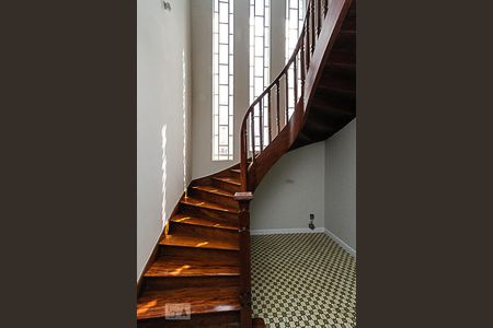 Casa à venda com 210m², 6 quartos e 2 vagas Casa à venda com 210m², 6 quartos e 2 vagasEscada