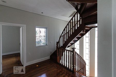 Casa à venda com 210m², 6 quartos e 2 vagas Casa à venda com 210m², 6 quartos e 2 vagasEscada