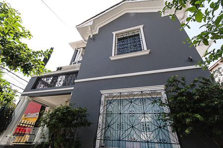 Casa à venda com 210m², 6 quartos e 2 vagas Casa à venda com 210m², 6 quartos e 2 vagasfachada