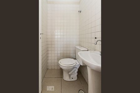 Casa à venda com 210m², 6 quartos e 2 vagas Casa à venda com 210m², 6 quartos e 2 vagasBanheiro 02