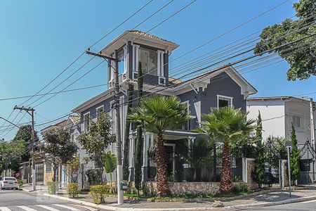 Casa à venda com 210m², 6 quartos e 2 vagas Casa à venda com 210m², 6 quartos e 2 vagasFachada