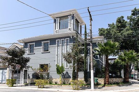 Casa à venda com 210m², 6 quartos e 2 vagas Casa à venda com 210m², 6 quartos e 2 vagasFachada