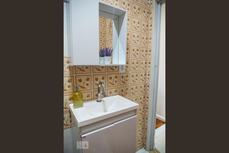 Banheiro de kitnet/studio para alugar com 1 quarto, 25m² em Copacabana, Rio de Janeiro