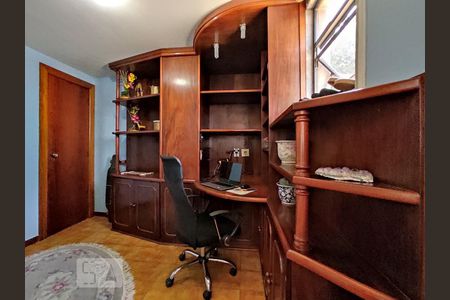 Apartamento à venda com 350m², 4 quartos e 4 vagasDependências / Escritório