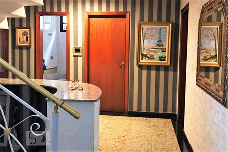 Casa à venda com 342m², 4 quartos e 4 vagas Casa à venda com 342m², 4 quartos e 4 vagasEscada