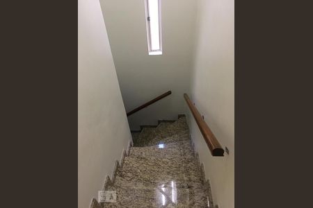 Casa à venda com 150m², 3 quartos e 2 vagasEscada