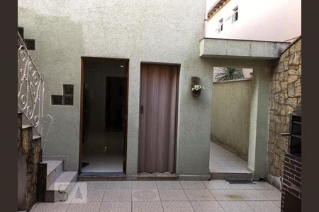 Casa à venda com 150m², 3 quartos e 2 vagasFundos