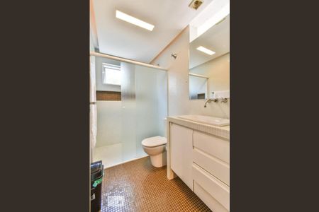 Banheiro de apartamento à venda com 1 quarto, 71m² em Alto de Pinheiros, São Paulo