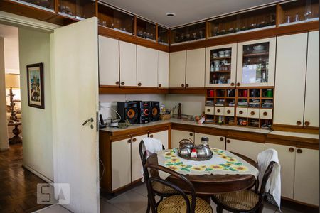 Apartamento à venda com 246m², 4 quartos e 2 vagasCozinha