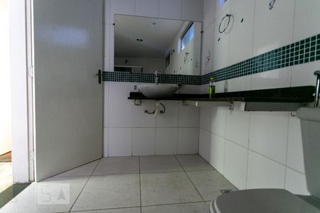 Casa de condomínio para alugar com 100m², 5 quartos e 2 vagasBanheiro