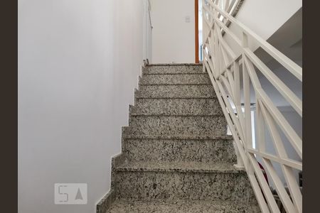 Casa à venda com 148m², 3 quartos e 3 vagas Casa à venda com 148m², 3 quartos e 3 vagasEscada