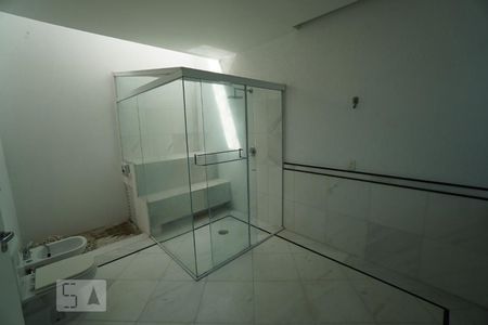 Casa à venda com 130m², 1 quarto e 8 vagas Casa à venda com 130m², 1 quarto e 8 vagasBanheiro da Suíte
