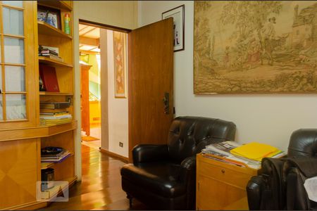 Casa à venda com 550m², 4 quartos e 4 vagasEscritório 1