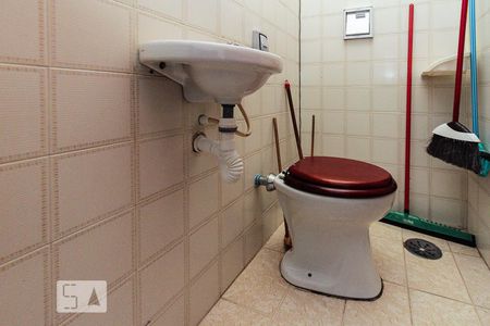 Casa à venda com 230m², 3 quartos e 4 vagasBanheiro de Serviço