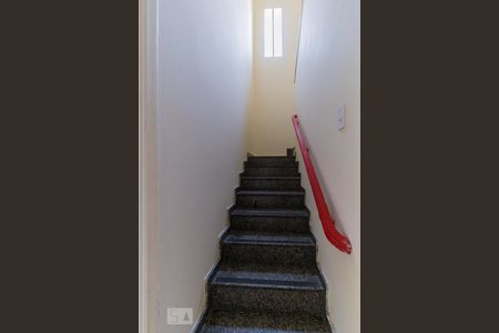Escada de casa para alugar com 3 quartos, 194m² em Jardim Ivone, São Paulo
