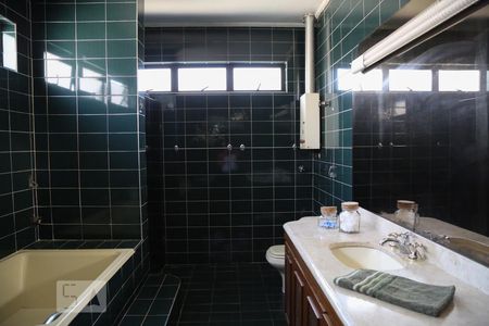 Casa à venda com 416m², 4 quartos e 6 vagasBanheiro 1