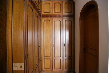 Casa à venda com 416m², 4 quartos e 6 vagasSuíte