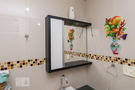 Apartamento à venda com 75m², 2 quartos e sem vagaBanheiro - Armário e espelho